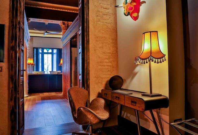 سوییت جونیور, Lobby