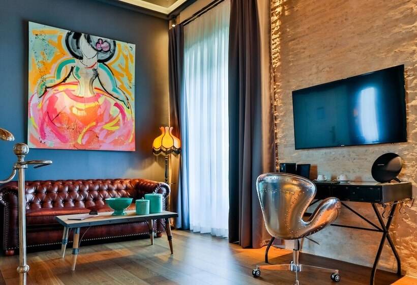 اتاق لوکس, Lobby