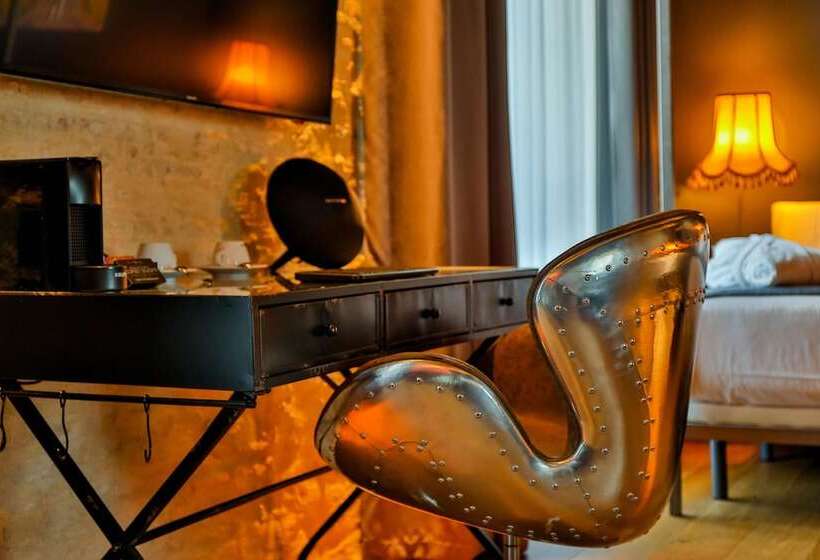 اتاق لوکس, Lobby