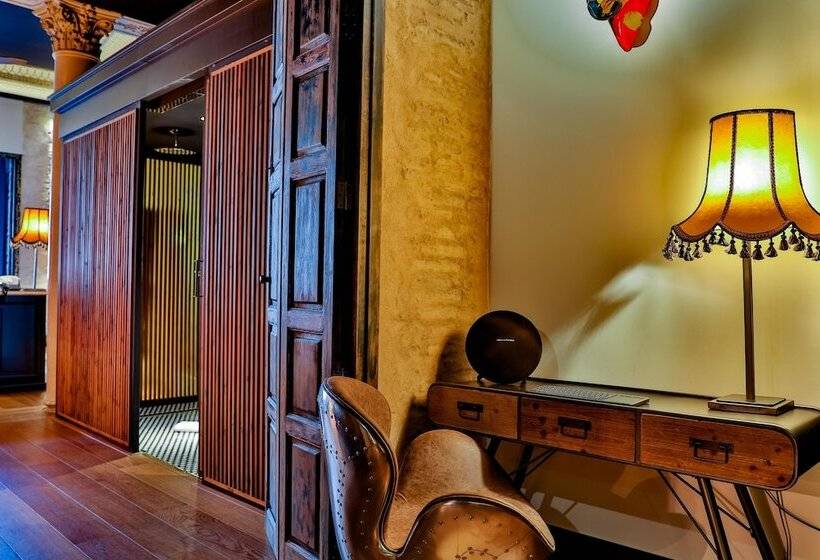 اتاق لوکس, Lobby
