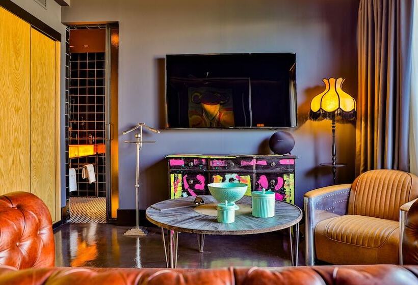 اتاق پنت هاوس, Lobby