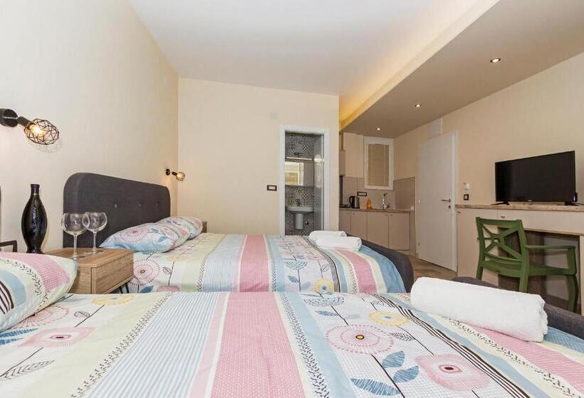 استودیو استاندارد با بالکن, Bitrak Guest House