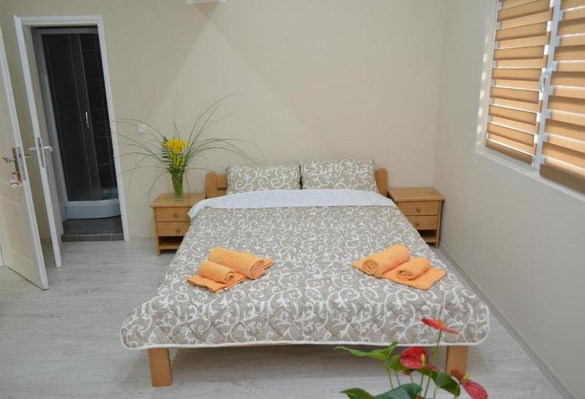 اتاق لوکس سه تخته, Guest House Konak Iris