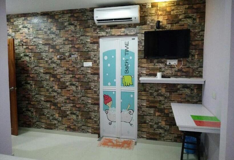 اتاق استاندارد سه نفره, Leaf Guest House