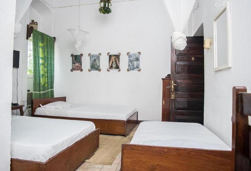 اتاق ساده سه‌ نفره, Malindi Guest House
