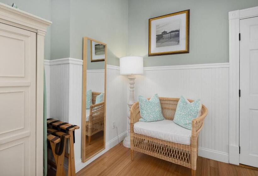 Camera Deluxe, Inn On The Sound