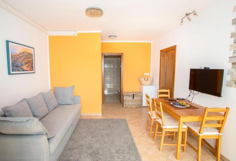سوییت با چشم‌انداز استخر, Valentina Guest House At Pintar Wine Estate