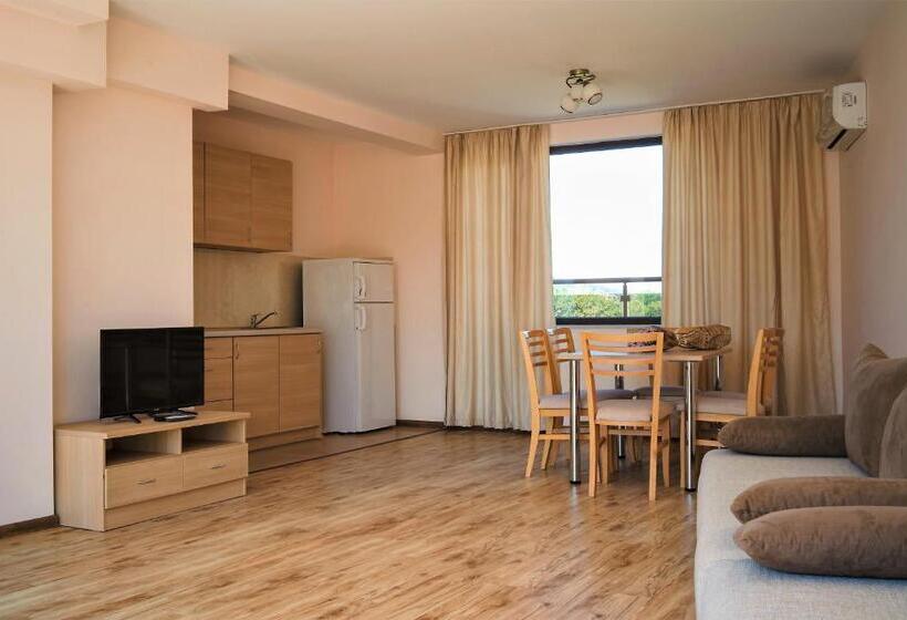 带一个卧室和一个阳台的海景公寓, Moreto Seaside Apart