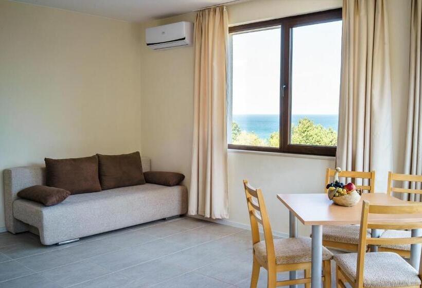 带一个卧室和一个阳台的海景公寓, Moreto Seaside Apart