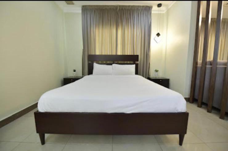 استودیوی استاندارد, Noble Rose Apartment