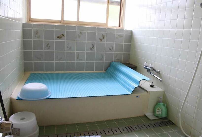 اتاق استاندارد با سرویس بهداشتی مشترک, Lodge Charlie Brown