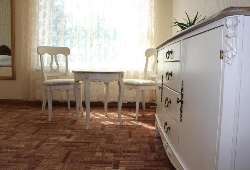 اتاق خانوادگی با سرویس بهداشتی مشترک, Villa & Restoran Soffa