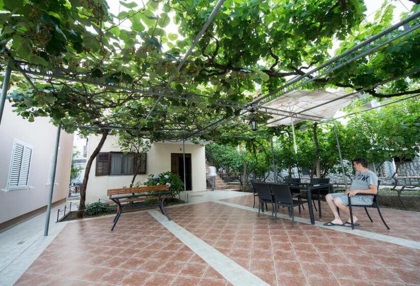 2 Bedroom Apartment Garden View, Apartments Pavićević