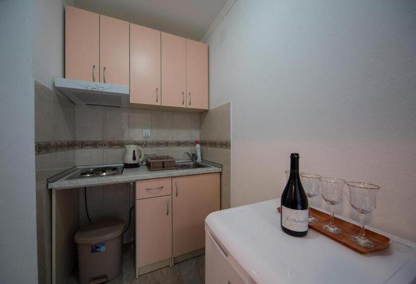 2 Bedroom Apartment Garden View, Apartments Pavićević