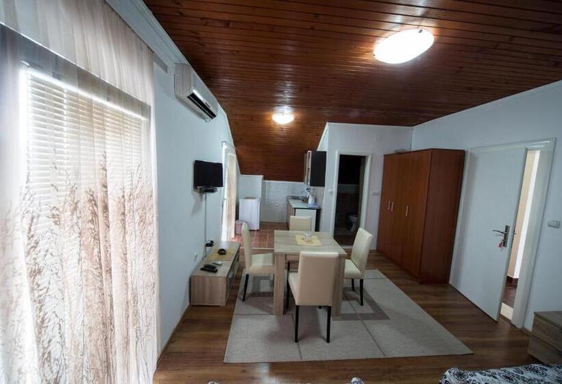 استودیوی استاندارد با چشم‌انداز دریا, Apartments Pavićević