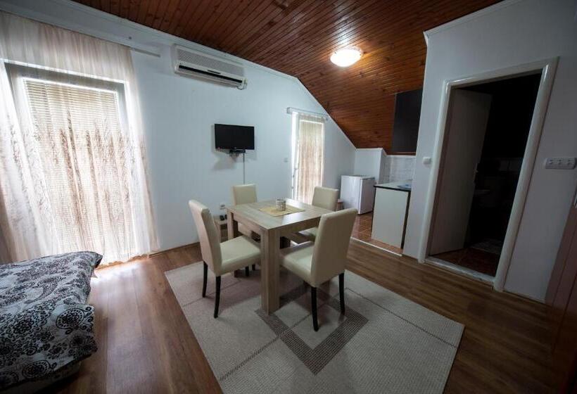 استودیوی استاندارد با چشم‌انداز دریا, Apartments Pavićević