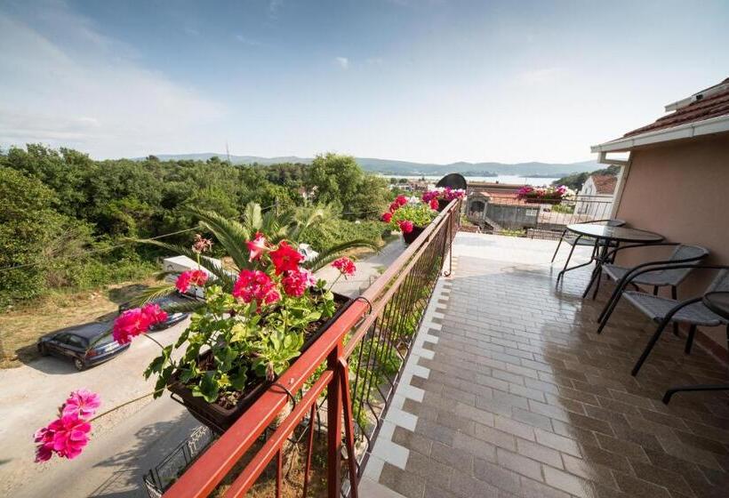اتاق استاندارد چهار تخته, Apartments Pavićević