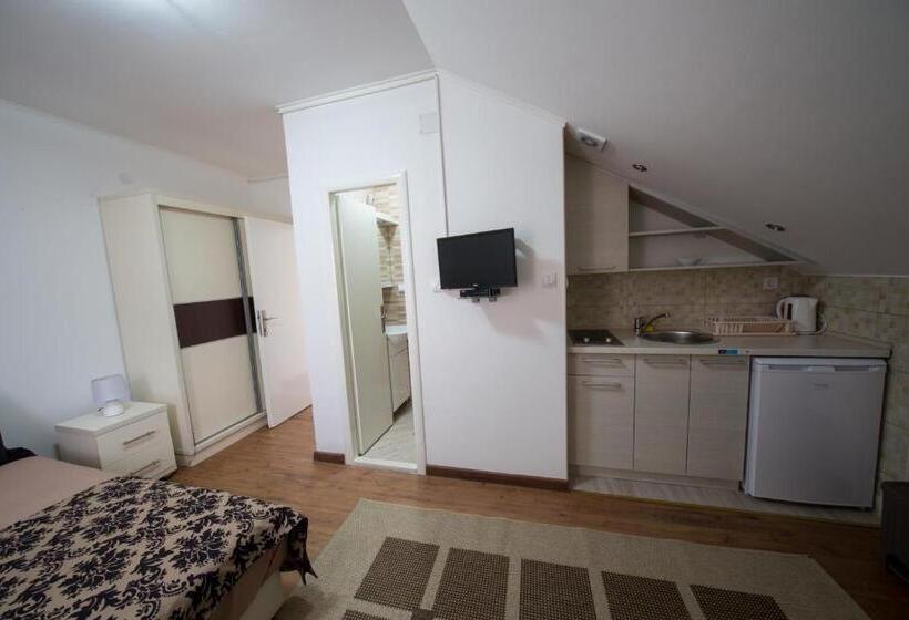 استودیوی استاندارد, Apartments Pavićević