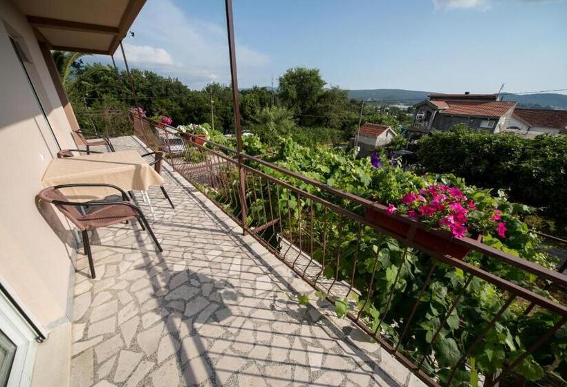 اتاق استاندارد با سرویس بهداشتی مشترک, Apartments Pavićević