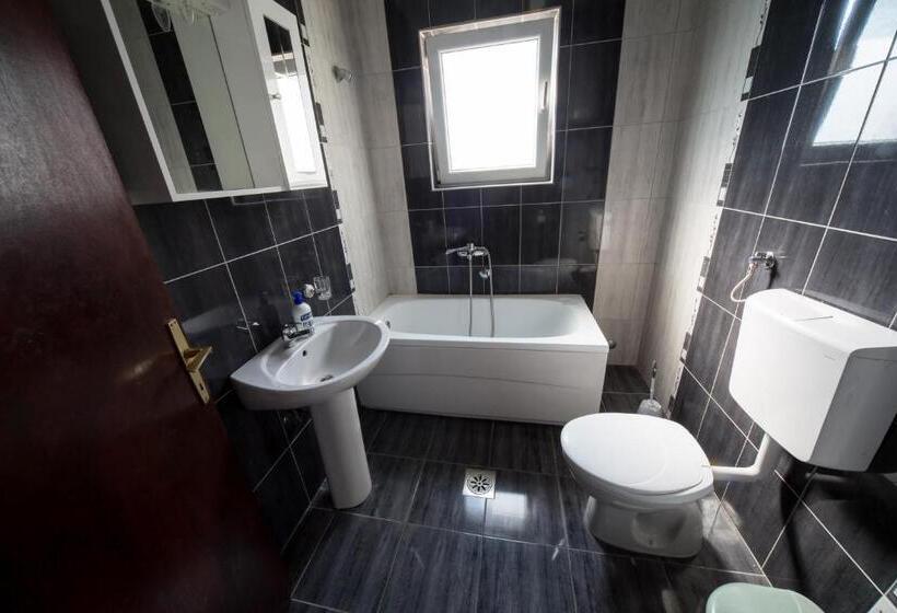 اتاق استاندارد با سرویس بهداشتی مشترک, Apartments Pavićević
