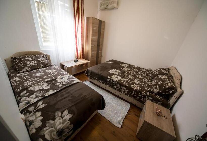 اتاق استاندارد سه تخته با سرویس بهداشتی مشترک, Apartments Pavićević