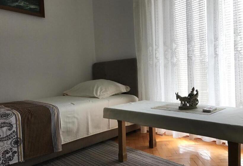 اتاق استاندارد چهارنفره با سرویس بهداشتی مشترک, Apartments Pavićević