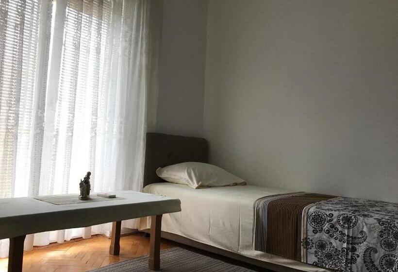اتاق استاندارد چهارنفره با سرویس بهداشتی مشترک, Apartments Pavićević