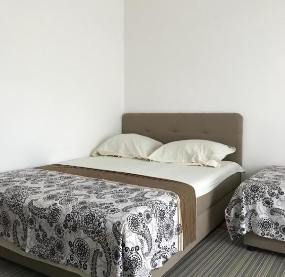 اتاق استاندارد چهارنفره با سرویس بهداشتی مشترک, Apartments Pavićević