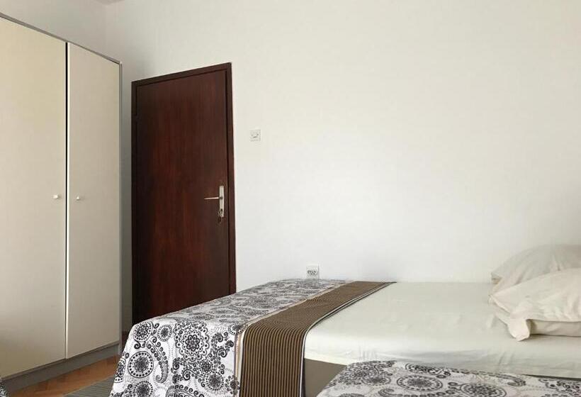 اتاق استاندارد چهارنفره با سرویس بهداشتی مشترک, Apartments Pavićević