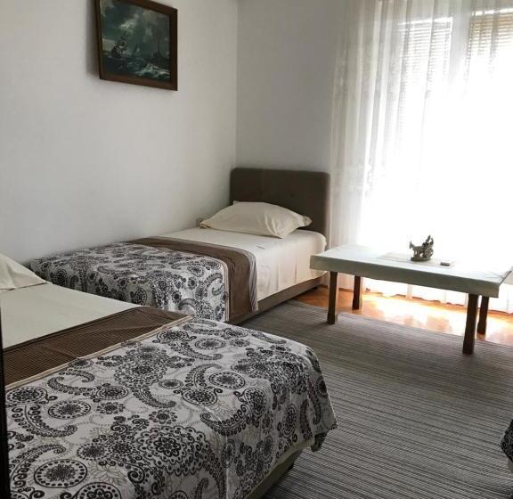 اتاق استاندارد چهارنفره با سرویس بهداشتی مشترک, Apartments Pavićević