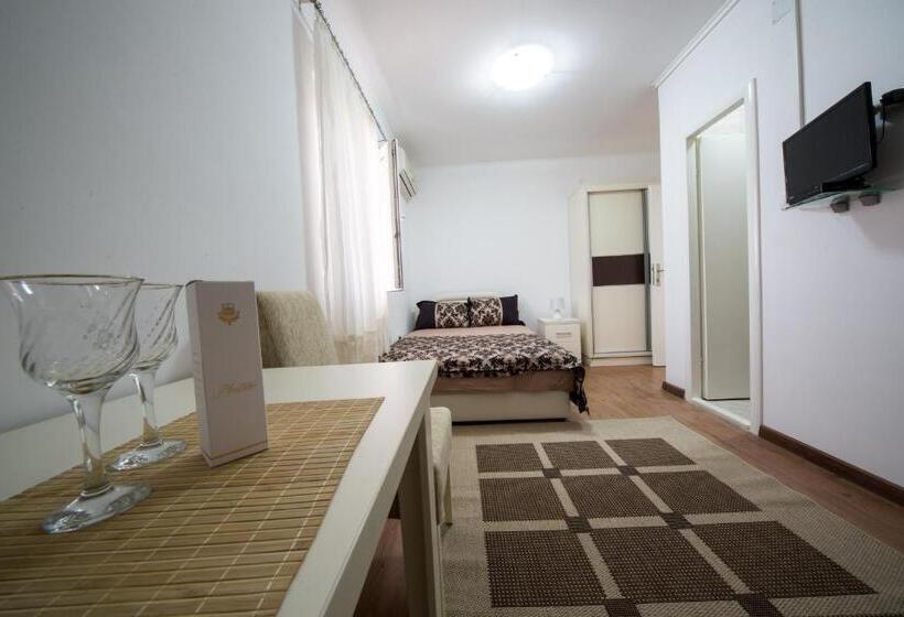 استودیوی استاندارد, Apartments Pavićević