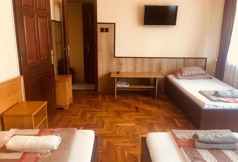 اتاق استاندارد سه نفره, Rózsakert Panzió