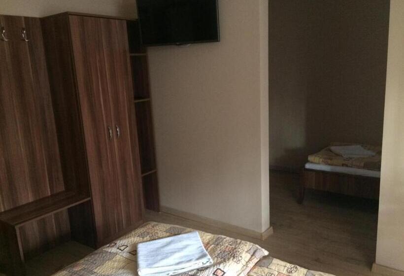اتاق خانوادگی, Rózsakert Panzió
