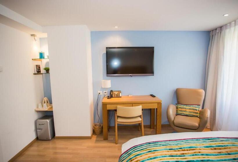 اتاق لوکس با چشم‌انداز باغ, Guest House Le Charlot