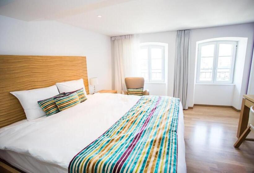 اتاق لوکس با چشم‌انداز دریاچه, Guest House Le Charlot