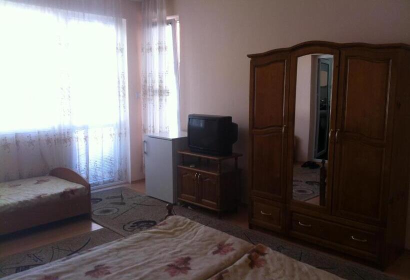 اتاق استاندارد سه تخته با بالکن, Family Hotel Velevi