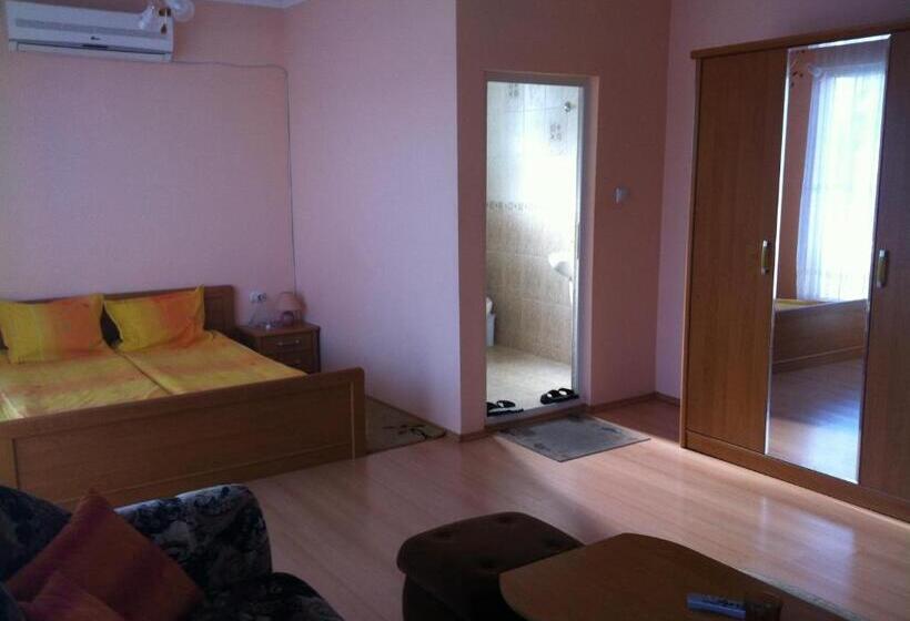 سوییت جونیور با بالکن, Family Hotel Velevi