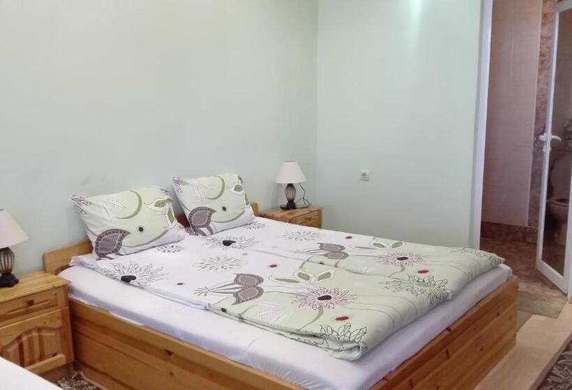 Economy Triple Room, Family Hotel Velevi
