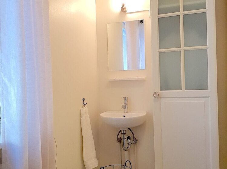 اتاق استاندارد با سرویس بهداشتی مشترک, Klara Guesthouse