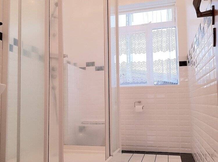 اتاق استاندارد یک تخته با سرویس بهداشتی مشترک, Klara Guesthouse