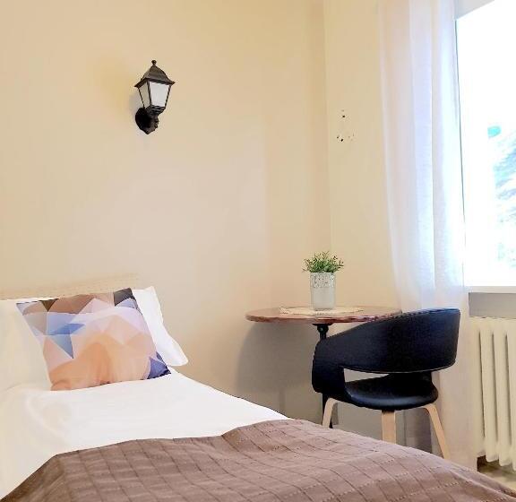اتاق استاندارد یک تخته با سرویس بهداشتی مشترک, Klara Guesthouse