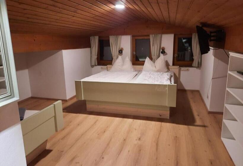 Habitaci�n Est�ndar Abuhardillada, Rosi`s