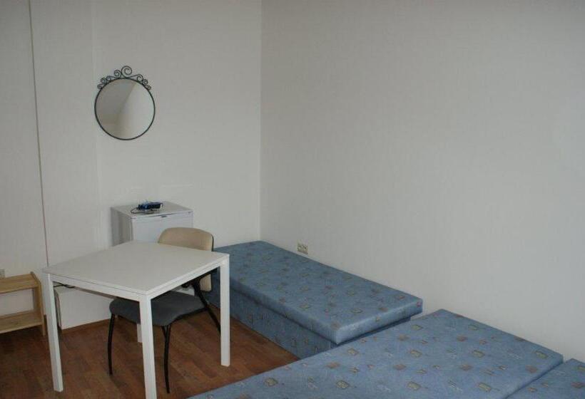 اتاق استاندارد سه تخته با سرویس بهداشتی مشترک, Vila Ria