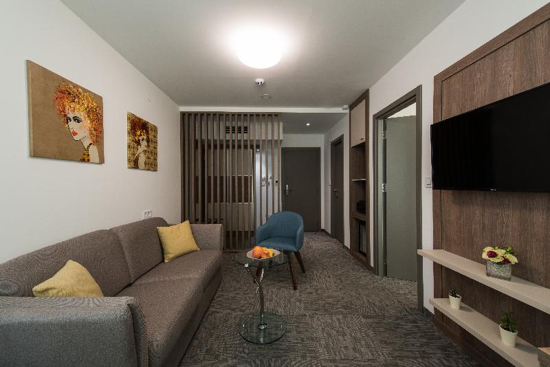 سوئیت با تخت بزرگ, Holiday Inn & Suites Saigon Airport, An Ihg