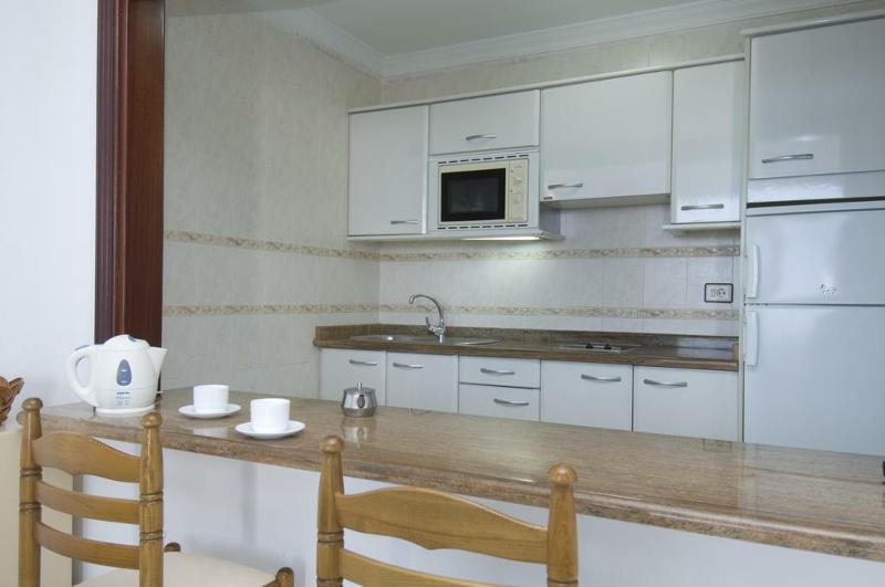اتاق لوکس با تخت بزرگ, Holiday Inn & Suites Saigon Airport, An Ihg