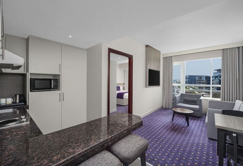 سوییت اجرایی, Leva Hotel And Suites, Opposite Downtown