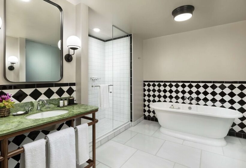 مجموعه ویستا شهر, The Candler Hotel Atlanta, Curio Collection By Hilton