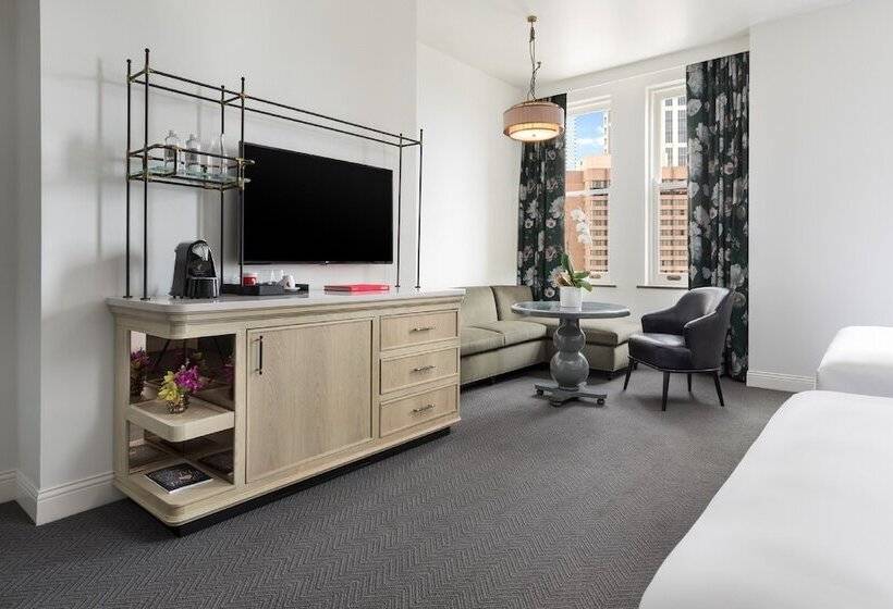 اتاق دلوکس مخصوص معلولین, The Candler Hotel Atlanta, Curio Collection By Hilton