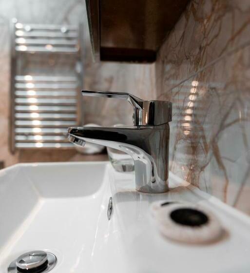 استودیوی استاندارد, Terlon Apartments