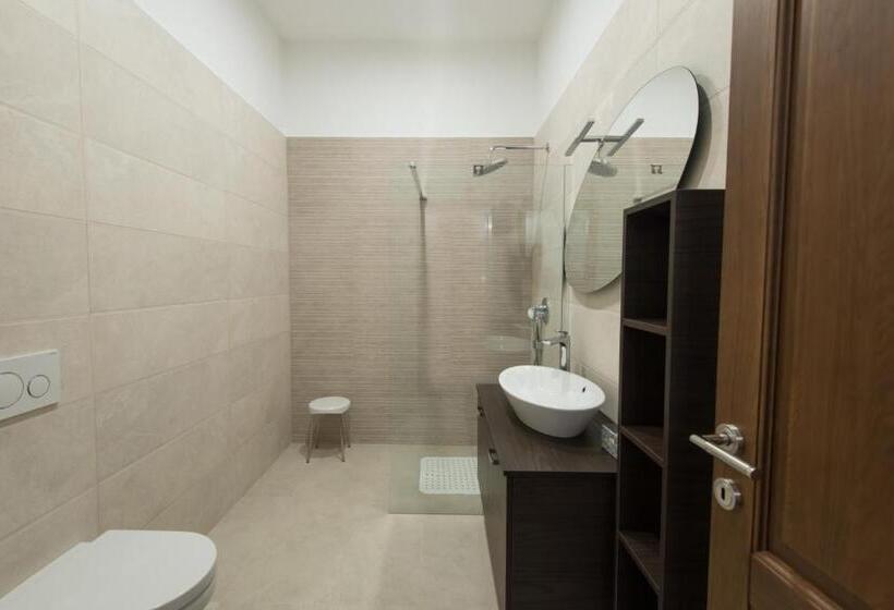 小型套房带阳台, Wine Residence Cattunar